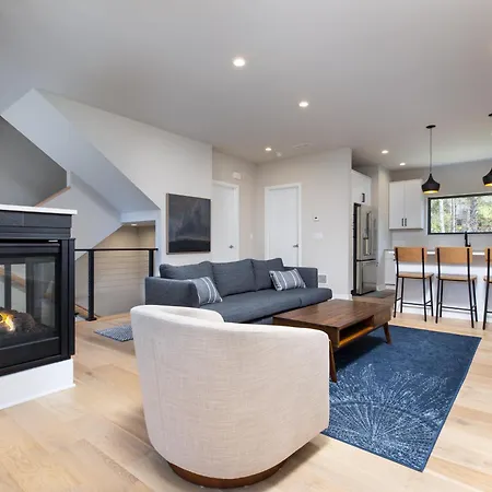 Lake George Luxe- Brand New, Ideal Location